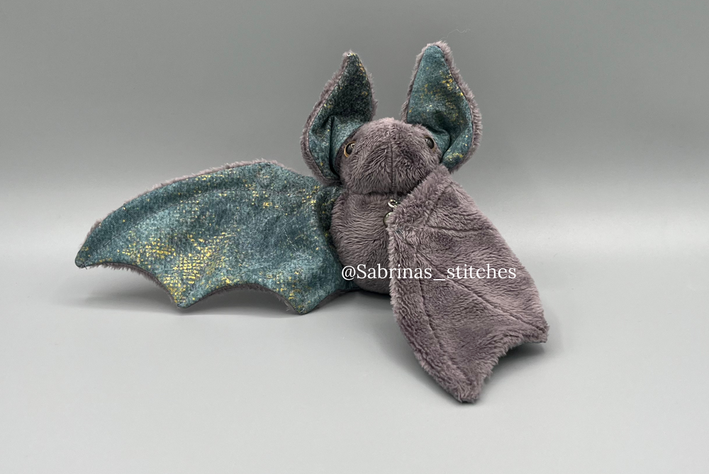 
            
                Load image into Gallery viewer, Labradorite Bat
            
        
